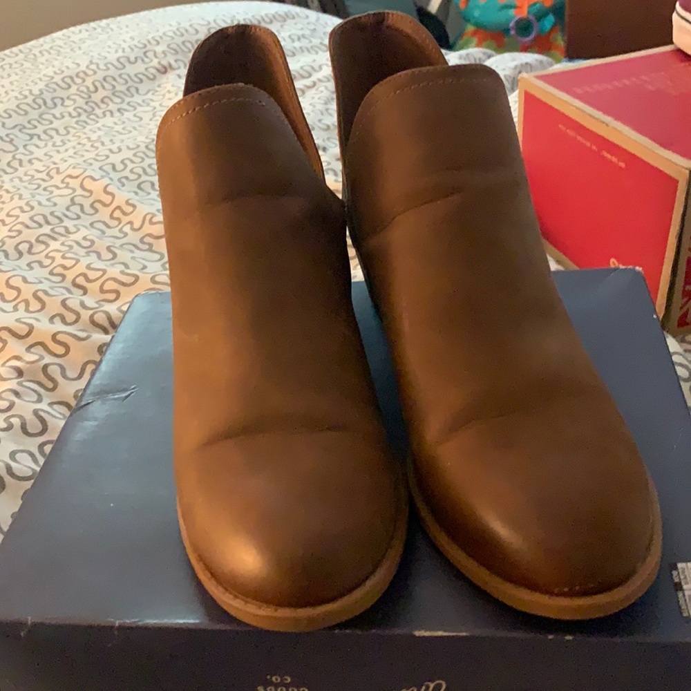 Universal thread short boots
